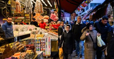 People shop at a street market, Istanbul, Türkiye, March 19, 2026. (AA Photo)