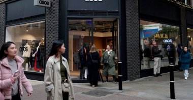 People walk past a store, London, U.K., Nov. 12, 2025. (Reuters Photo)