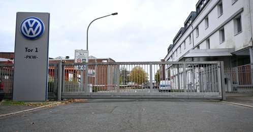 The logo of Europe’s largest carmaker Volkswagen AG is seen at the closed Gate 1 of the Volkswagen Osnabrueck plant during a briefing of the Works Council about VW's plans to close down three plants and lay off thousands of employees in Osnabrueck, Germany, Oct. 28, 2024. (Reuters File Photo)