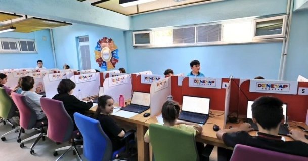 Students participate in hands-on technology training at a DENEYAP workshop, Denizli, Türkiye, March 3, 2026. (IHA Photo)
