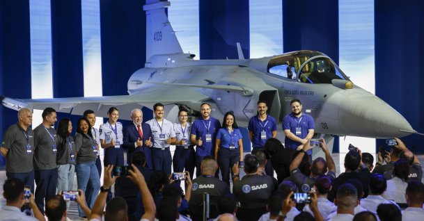 Brazilian President Luiz Inacio Lula da Silva (7-L) poses alongside members of the Brazilian Air Force (FAB) during the inauguration of an aircraft at the Embraer Airfield in Gaviao Peixoto, Brazil, March 25, 2026. (EPA Photo)