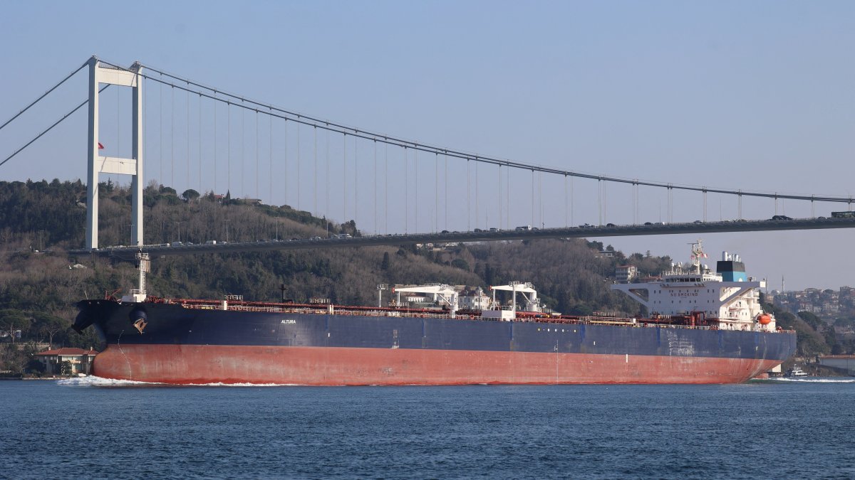 Altura, a Turkish-operated crude oil tanker, transits the Bosporus, Istanbul, Türkiye, March 16, 2026. (Reuters Photo)