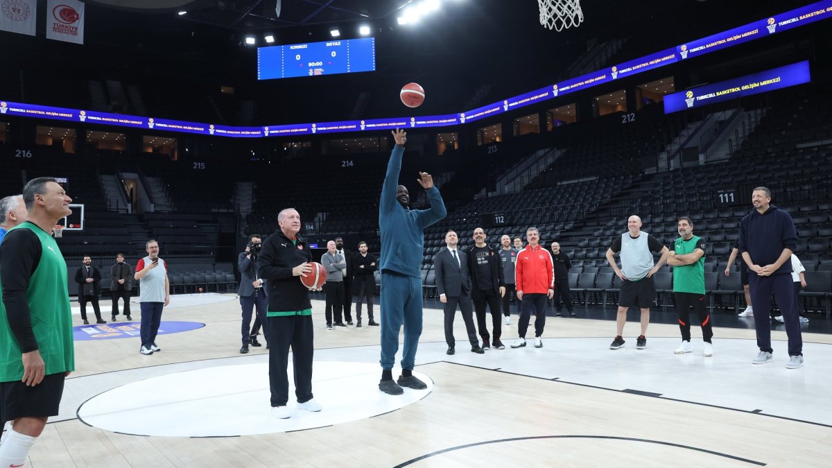 President Recep Tayyip Erdoğan (L) shoots hoops with NBA icon Shaquille O’Neal, Istanbul, Jan. 20, 2026. (AA Photo)