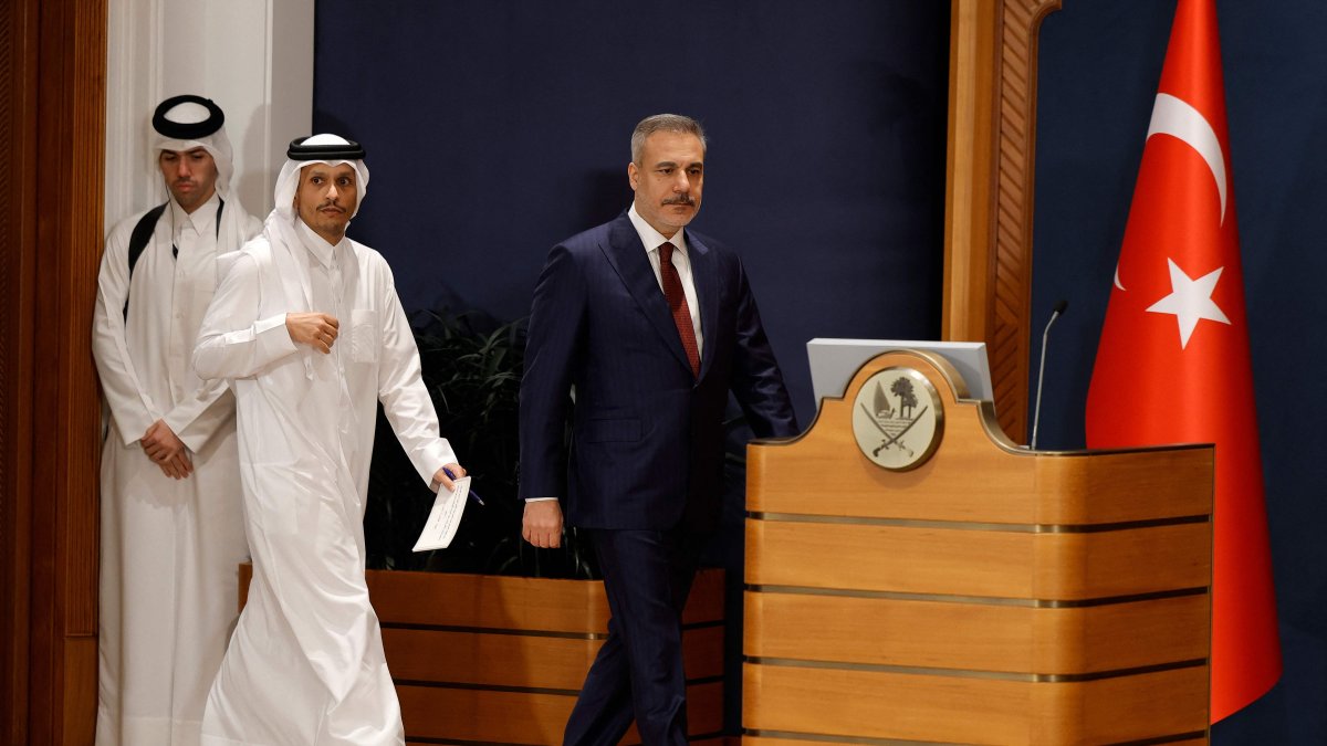 Foreign Minister Hakan Fidan (R) and Qatari Prime Minister and Foreign Minister Sheikh Mohammed bin Abdulrahman Al Thani (2nd L) arrive to address a joint press conference, Doha, Qatar, March 19, 2026. (AFP Photo)