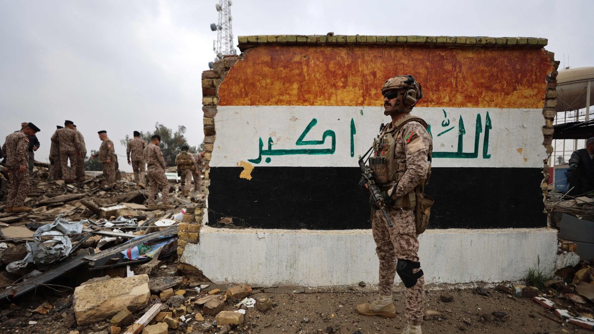 Iraqi soldiers inspect the site of a destroyed health care center in the Habbaniyah military base, which was targeted by an airstrike, Habbaniyah, Iraq, March 26, 2026. (AFP Photo)