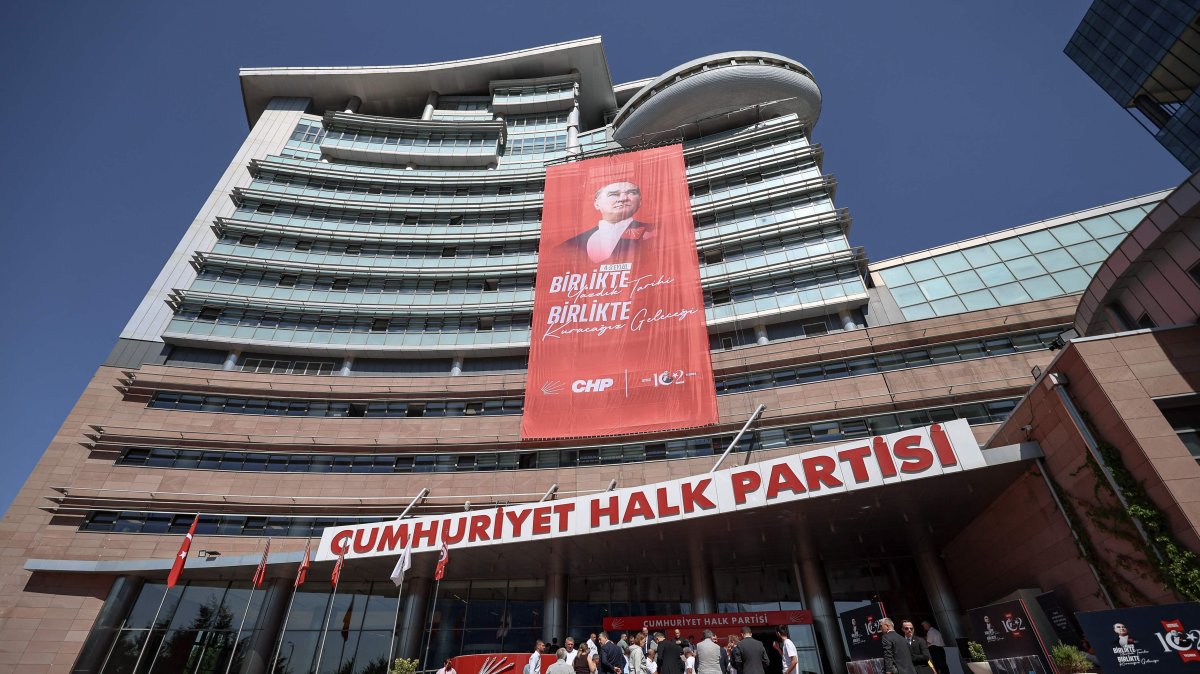 Journalists wait outside the headquarters of the CHP, Ankara, Türkiye, Sept. 15, 2025. (AFP Photo)