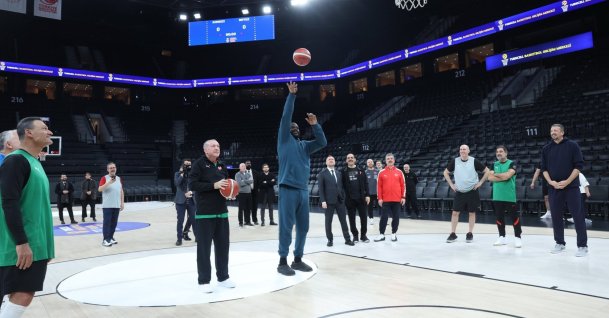 President Recep Tayyip Erdoğan (L) shoots hoops with NBA icon Shaquille O’Neal, Istanbul, Jan. 20, 2026. (AA Photo)