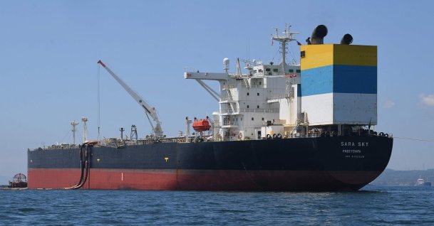 The Sierra Leone-flagged Sara Sky, which is carrying crude oil from Russia, is seen anchored at Limay port, Bataan province, March 26, 2026. (AFP Photo)