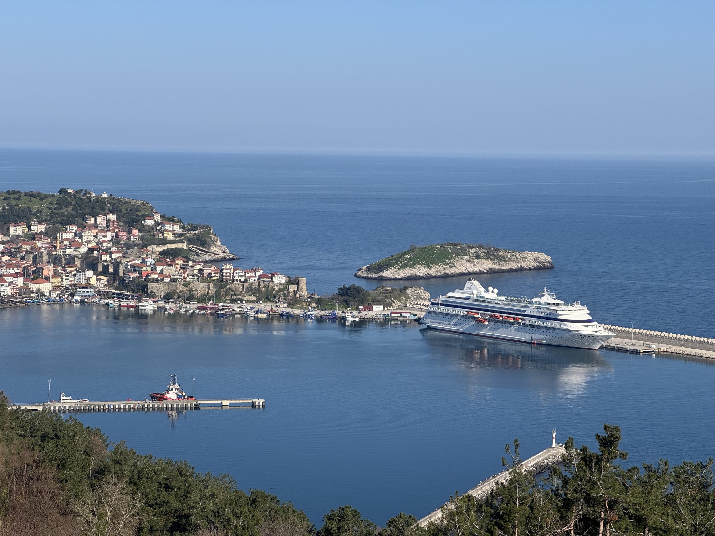 Tourists flood Türkiye’s Amasra as Russian cruise ship docks