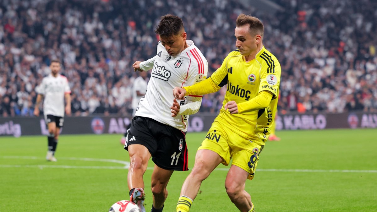 Beşiktaş's Cengiz Ünder (L) battles for the ball with Fenerbahçe's Kerem Aktürkoğlu during the Süper Lig match between Tüpraş Stadium, Istanbul, Türkiye, Nov. 2, 2025. (Getty Images Photo)