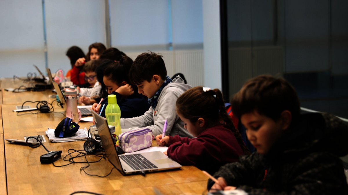 Students attend robotics and AI training at a youth center after school, Edirne, Türkiye, March 27, 2026. (AA Photo) 