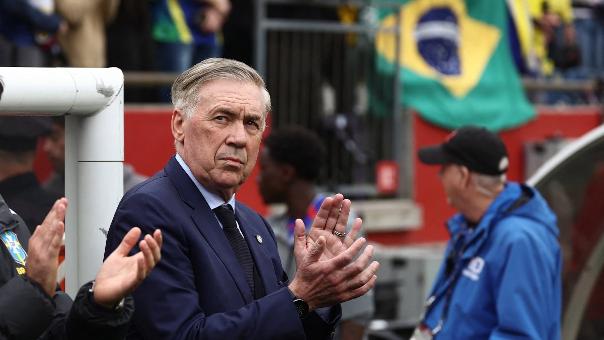 Brazil head coach Carlo Ancelotti applauds before their friendly against France at Gillette Stadium, Foxborough, U.S., March 26, 2026. (Reuters Photo)