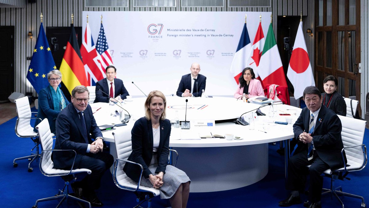 EU High Representative and Vice-President for Foreign Affairs and Security Policy Kaja Kallas (C), Germany's Foreign Minister Johann Wadephul (2nd L), Britain's Foreign Secretary Yvette Cooper (L), US Secretary of State Marco Rubio (3rd L), France's Minister for Europe and Foreign Affairs Jean-Noel Barrot (C-R), Canada's Foreign Minister Anita Anand, (3rd R) and Japan's Foreign minister Toshimitsu Motegi (2nd R) attend talks on Peace and Security during a G7 Foreign Ministers' meeting with Partner Countries at the Vaux-de-Cernay Abbey in Cernay-la-Ville outside Paris, March 27, 2026. (AFP Photo)