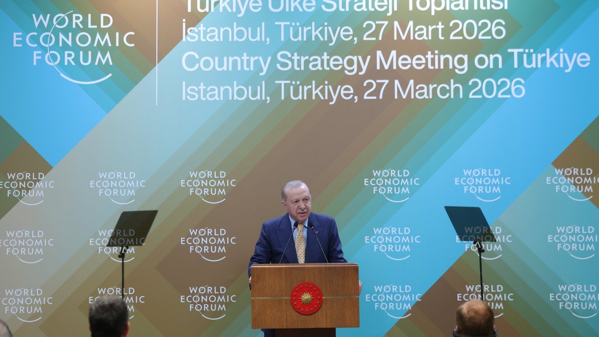 Cumhurbaşkanı Recep Tayyip Erdoğan, Cumhurbaşkanlığı Dolmabahçe Ofisi'nde Dünya Ekonomik Forumu (WEF) Türkiye Ülke Stratejisi Toplantısı'na katılarak konuşma yaptı. ( TCCB / Mustafa Kamacı - Anadolu Ajansı )