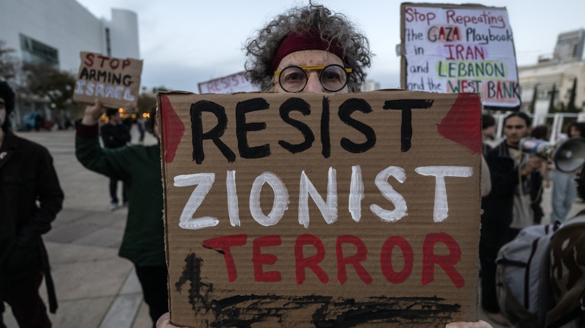 Hundreds of Israelis gathered at the symbolic Habima Square for an anti-war protest, following a call by civil society organizations, Tel Aviv, Israel, March 28, 2026. (AA Photo)