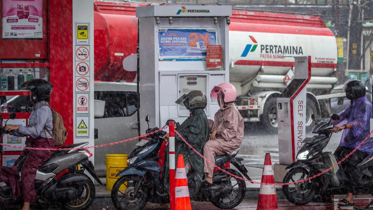 Motorcyclists queue to refuel at a gas station in Yogyakarta, Indonesia, March 28, 2026. (AFP Photo)