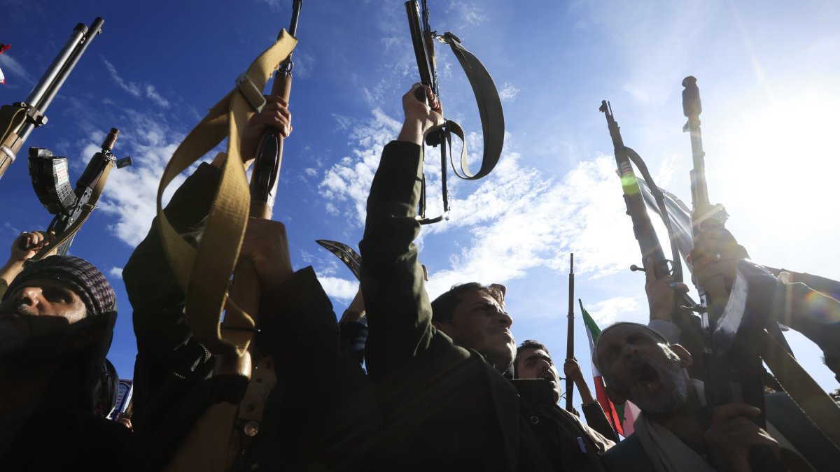 Houthi supporters shout slogans and raise their weapons during a rally in solidarity with Iran in Sana'a, Yemen, March 27, 2026. (EPA Photo)