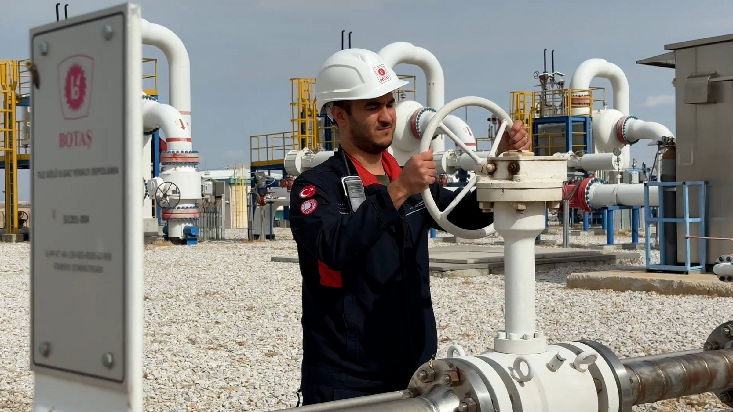A BOTAŞ worker is seen at the Lake Tuz Natural Gas Storage Facility, Aksaray province, central Türkiye, Nov. 22, 2025. (AA Photo)