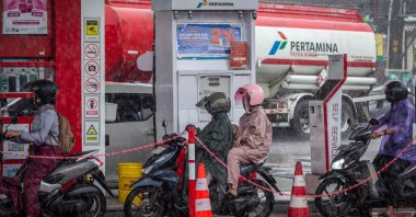 Motorcyclists queue to refuel at a gas station in Yogyakarta, Indonesia, March 28, 2026. (AFP Photo)