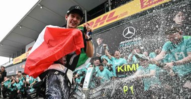 Mercedes' Italian driver Kimi Antonelli celebrates with his team after winning the F1 Japanese GP at the Suzuka circuit in Suzuka, Mie prefecture, Japan, March 29, 2026. (AFP Photo)