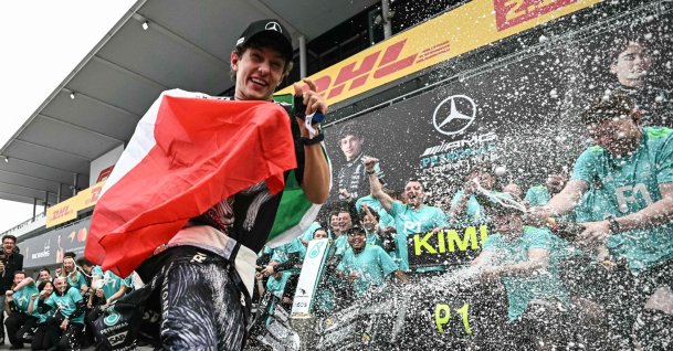Mercedes' Italian driver Kimi Antonelli celebrates with his team after winning the F1 Japanese GP at the Suzuka circuit in Suzuka, Mie prefecture, Japan, March 29, 2026. (AFP Photo)