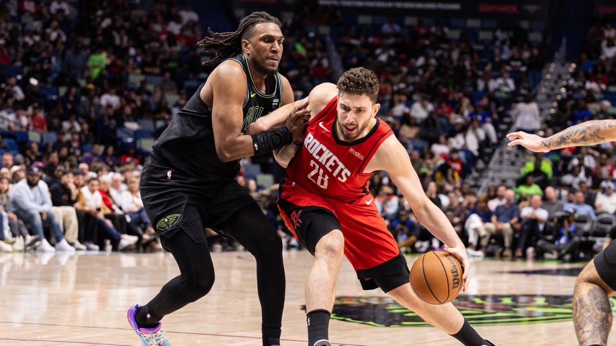 Houston Rockets' Alperen Şengün (R) dribbles against New Orleans Pelicans forward Kevon Looney (55) during the second half at Smoothie King Center, New Orleans, U.S., March 29, 2026. (Reuters Photo)