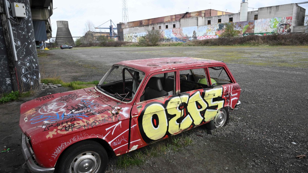 An old car next to an abandoned steel plant, Charleroi, southern Belgium, March 11, 2026. (AFP Photo)