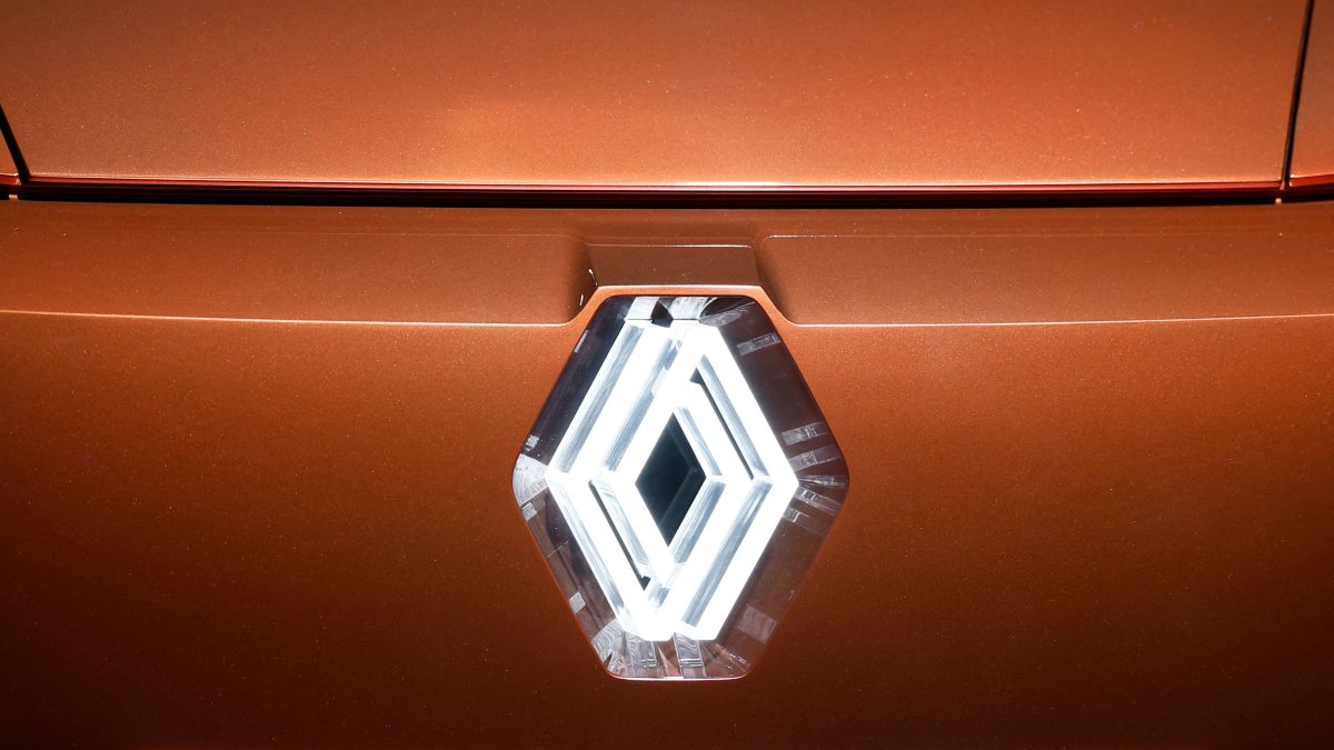 A Renault logo on a vehicle displayed during a press preview at Renault's technocentre, Guyancourt, near Paris, France, March 10, 2026. (AFP Photo)