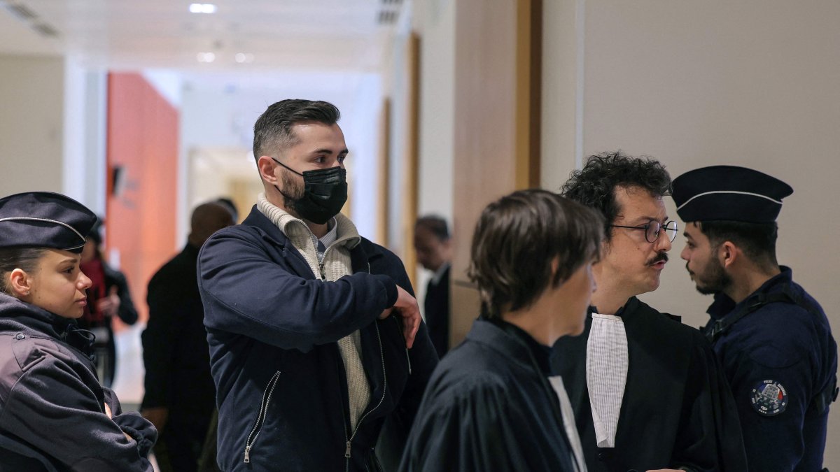 Defendant French military member Carl Esnault (C) and his lawyer Romain Ruiz (2nd R) arrive for the opening of the so-called Athanor trial, in which 22 people are facing a wide range of charges, including murder, centred on the Athanor Masonic lodge accused of running hit squads, at the Assize Court in the Tribunal Judiciaire courthouse in Paris, March 30, 2026. (AFP Photo)