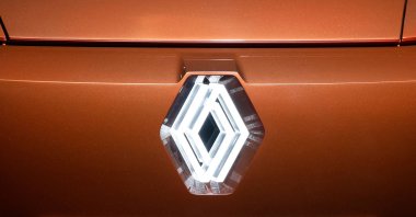 A Renault logo on a vehicle displayed during a press preview at Renault's technocentre, Guyancourt, near Paris, France, March 10, 2026. (AFP Photo)