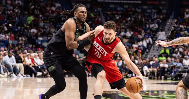 Houston Rockets' Alperen Şengün (R) dribbles against New Orleans Pelicans forward Kevon Looney (55) during the second half at Smoothie King Center, New Orleans, U.S., March 29, 2026. (Reuters Photo)