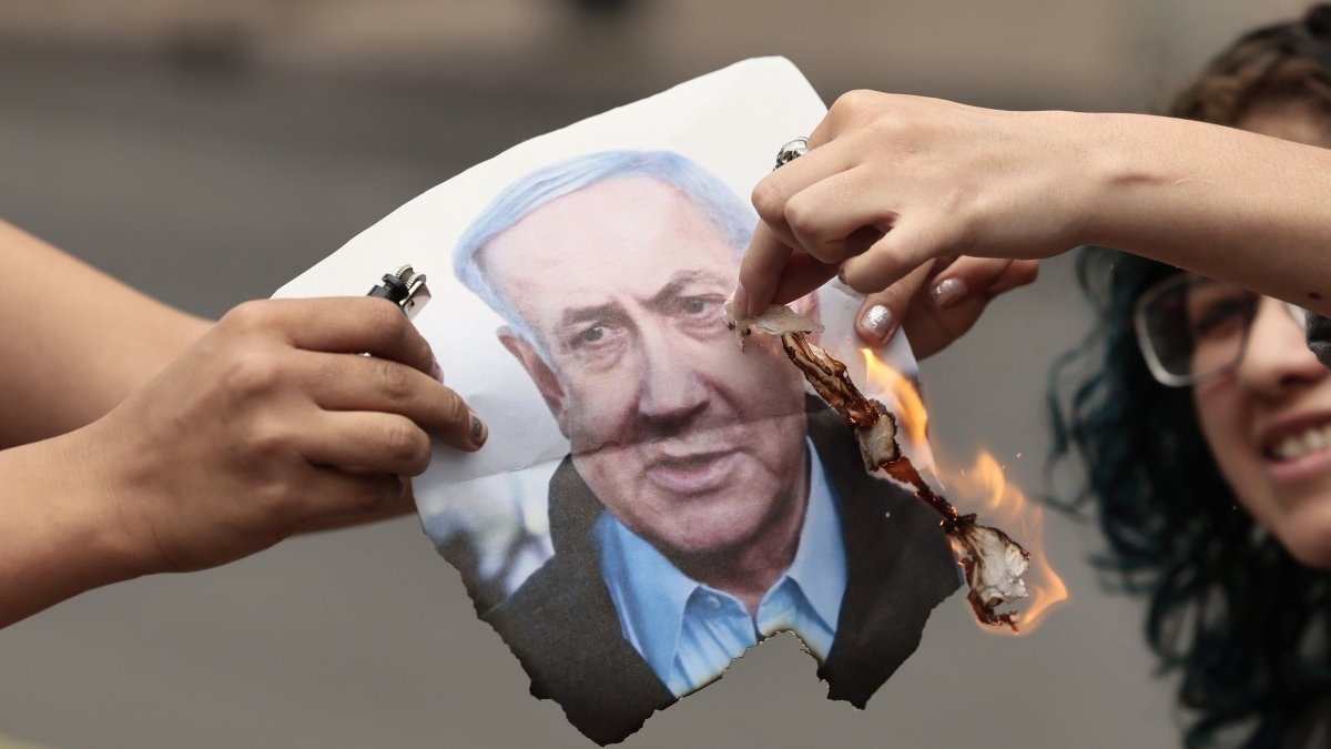 People burn an image of Israeli Prime Minister Benjamin Netanyahu during a demonstration in front of the Angel de la Independencia monument, Mexico City, Mexico, March 14, 2026. (EPA Photo)