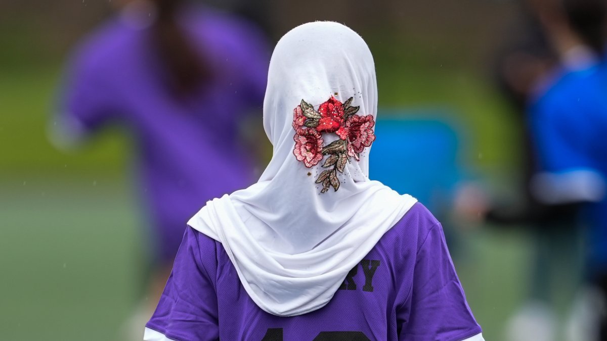 Suraya Abdull plays in a tournament for immigrant and refugee girls, Portland, U.S., March 29, 2026. (AP Photo)