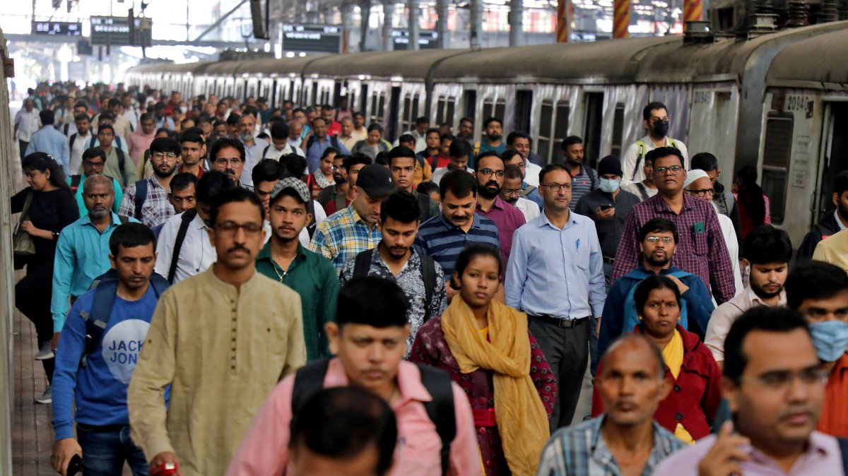 Commuters walk on a platform after disembarking from a suburban train at a railway station, Mumbai, India, Jan. 21, 2023. (Reuters Photo)