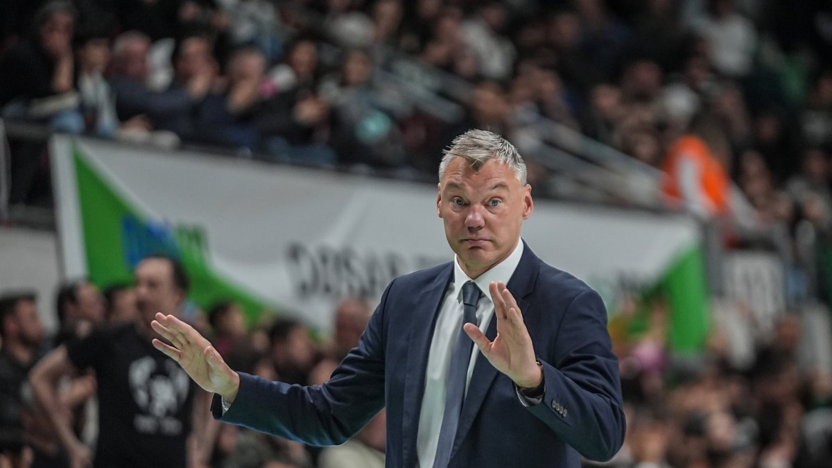 Fenerbahçe Beko head coach Sarunas Jasikevicius leads his team during the Turkish Basketball Süper lig week 24 game against Bursaspor at TOFAŞ Sports Hall, Bursa, Türkiye, March 29, 2026. (AA Photo)
