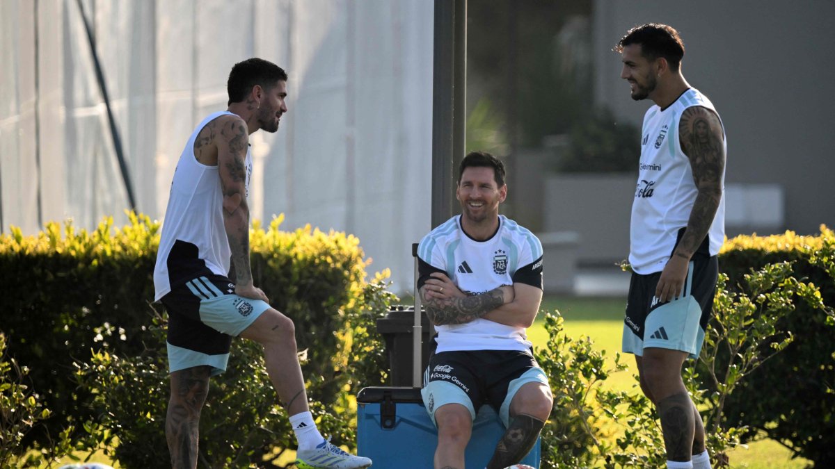 Argentina's Rodrigo De Paul (L) speaks with teammates forward Lionel Messi (C) and midfielder Leandro Paredes during a training session ahead of a friendly match against Zambia, Ezeiza, Argentina, March 30, 2026. (AFP Photo)