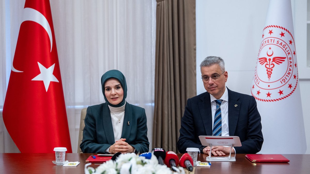 Family and Social Services Minister Mahinur Özdemir Göktaş (L) and Health Minister Kemal Memişoğlu (R) attend the signing ceremony, Ankara, Türkiye, March 31, 2026. (AA Photo)