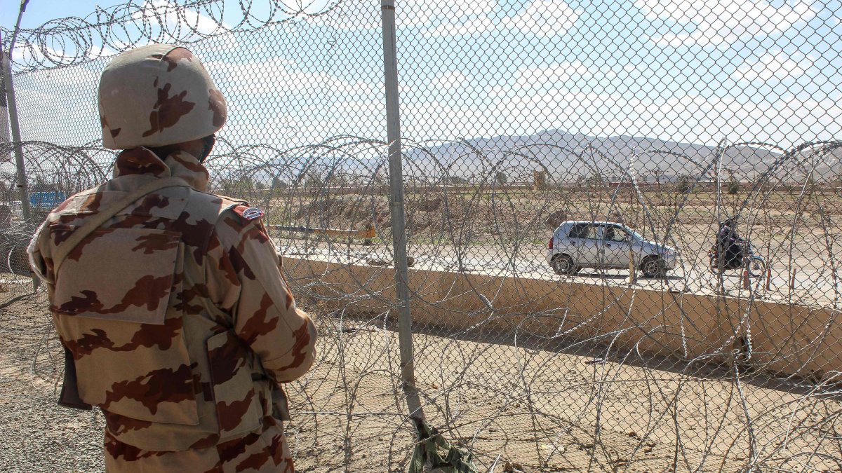 A Pakistani soldier keeps watch at the Pakistan-Afghanistan border in Chaman, Balochistan province, March 19, 2026. (AFP File Photo)