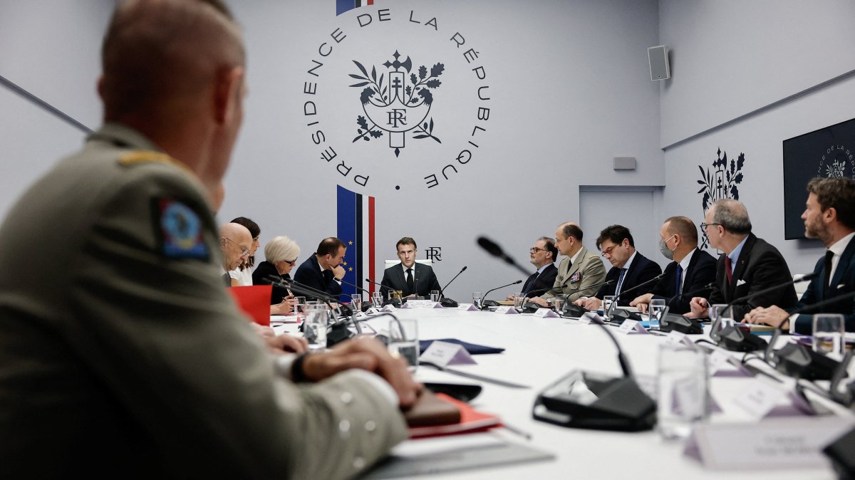 French President Emmanuel Macron (C) holds a meeting of France's defense and security council on the situation in the Middle East, at the Elysee Palace in Paris, France, March 17, 2026. (EPA Photo)