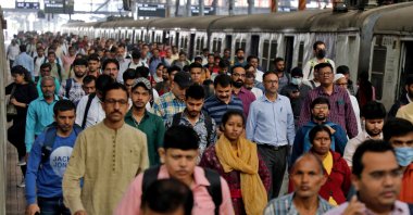 Commuters walk on a platform after disembarking from a suburban train at a railway station, Mumbai, India, Jan. 21, 2023. (Reuters Photo)