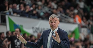 Fenerbahçe Beko head coach Sarunas Jasikevicius leads his team during the Turkish Basketball Süper lig week 24 game against Bursaspor at TOFAŞ Sports Hall, Bursa, Türkiye, March 29, 2026. (AA Photo)
