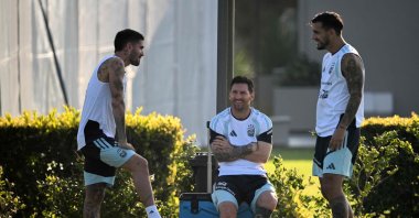 Argentina's Rodrigo De Paul (L) speaks with teammates forward Lionel Messi (C) and midfielder Leandro Paredes during a training session ahead of a friendly match against Zambia, Ezeiza, Argentina, March 30, 2026. (AFP Photo)