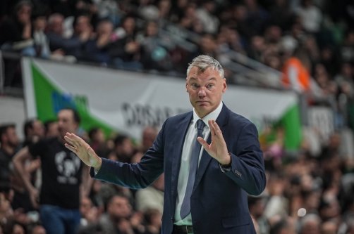 Fenerbahçe Beko head coach Sarunas Jasikevicius leads his team during the Turkish Basketball Süper lig week 24 game against Bursaspor at TOFAŞ Sports Hall, Bursa, Türkiye, March 29, 2026. (AA Photo)
