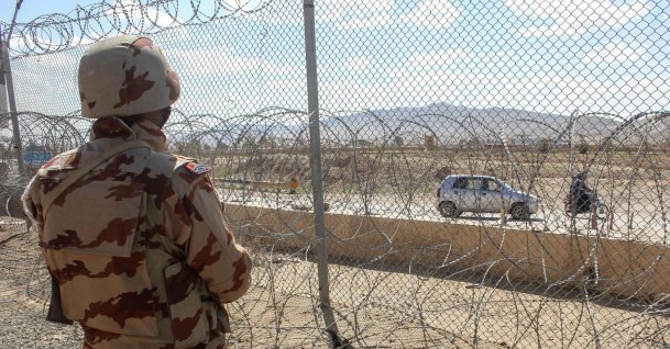 A Pakistani soldier keeps watch at the Pakistan-Afghanistan border in Chaman, Balochistan province, March 19, 2026. (AFP File Photo)