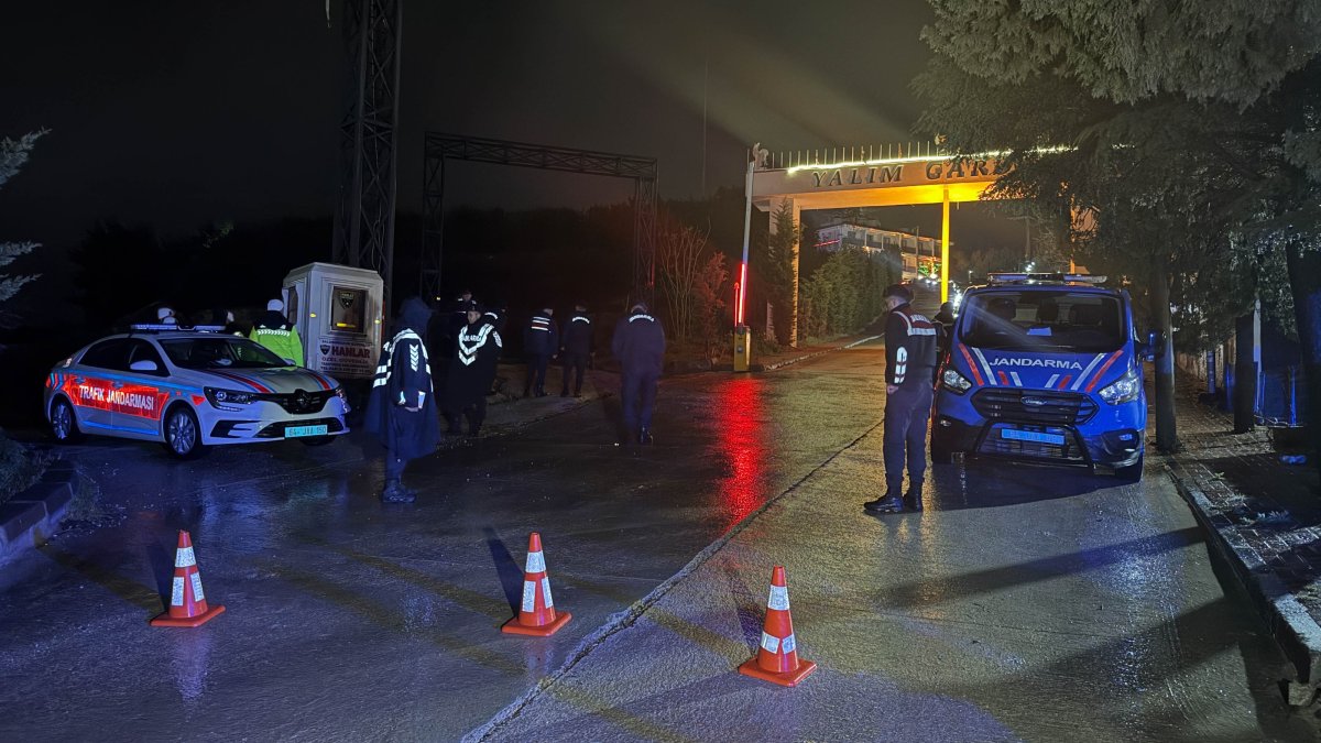 Security officers wait outside a venue owned by the Uşak mayor during a search of premises for investigation, Uşak, western Türkiye, March 30, 2026. (AA Photo)