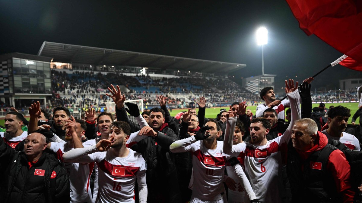 Türkiye's players celebrate after winning at the end of the FIFA World Cup 2026 European qualification final football match against Kosovo at the Fadil Vokrri stadium, Pristina, March 31, 2026. (AFP Photo)