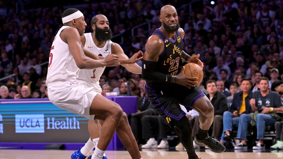 Los Angeles Lakers' LeBron James (R) is defended by Cleveland Cavaliers guard James Harden (C) and forward Nae'qwan Tomlin in the first half at Crypto.com Arena,  Los Angeles, U.S., March 31, 2026. (Reuters Photo)