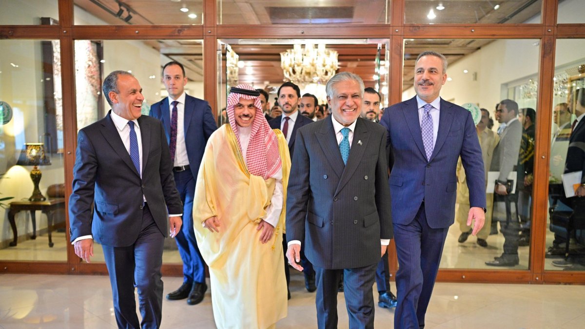 Foreign Minister Hakan Fidan (R), Saudi Foreign Minister Prince Faisal bin Farhan Al Saud (2nd L), Egyptian Foreign Minister Badr Abdelatty (L) and Pakistani Deputy Prime Minister Ishaq Dar (2nd R) attend a meeting, Islamabad, Pakistan, March 29, 2026. (EPA Photo)