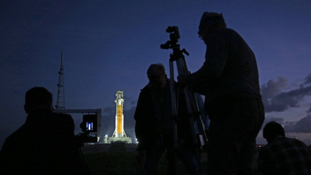 News photographers set up remote cameras near NASA's massive Artemis II Space Launch System (SLS) rocket and Orion spacecraft at Launch Pad 39B before sunrise at the Kennedy Space Center in Cape Canaveral, Florida, U.S., March 31, 2026. (AFP Photo)