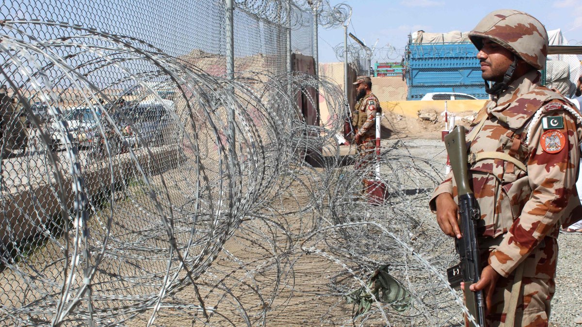 Pakistani soldiers keep watch at the Pakistan-Afghanistan border in Chaman, Balochistan province, Pakistan, March 19, 2026. (AFP Photo)